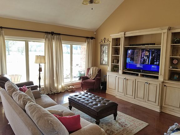 LR with cathedral ceilings