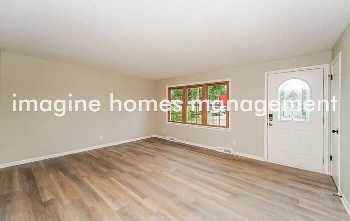 3 bed, 1.5 bath, 1484 sqft, $2,040 — Photo 3
