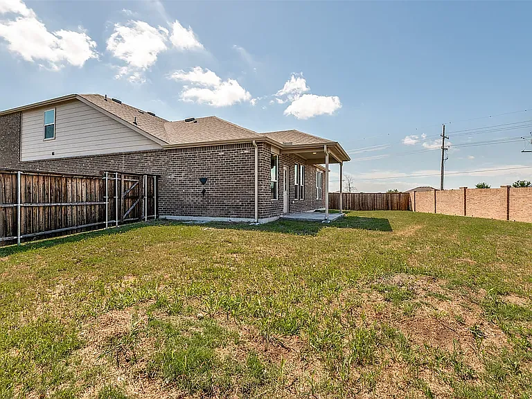 1648 Hummingbird St — Photo 2