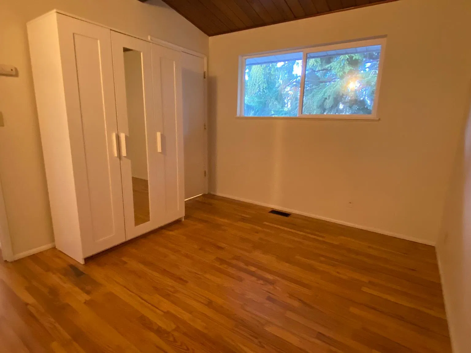 3 bed, 1100 sqft, $2,400 — Photo 4