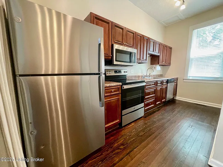 813 Swan St — Photo 6