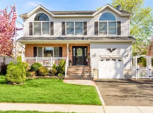 2055 Grundy Pl, Merrick, NY 11566