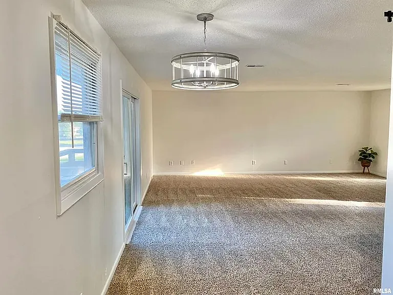 432 Amherst Dr — Photo 16