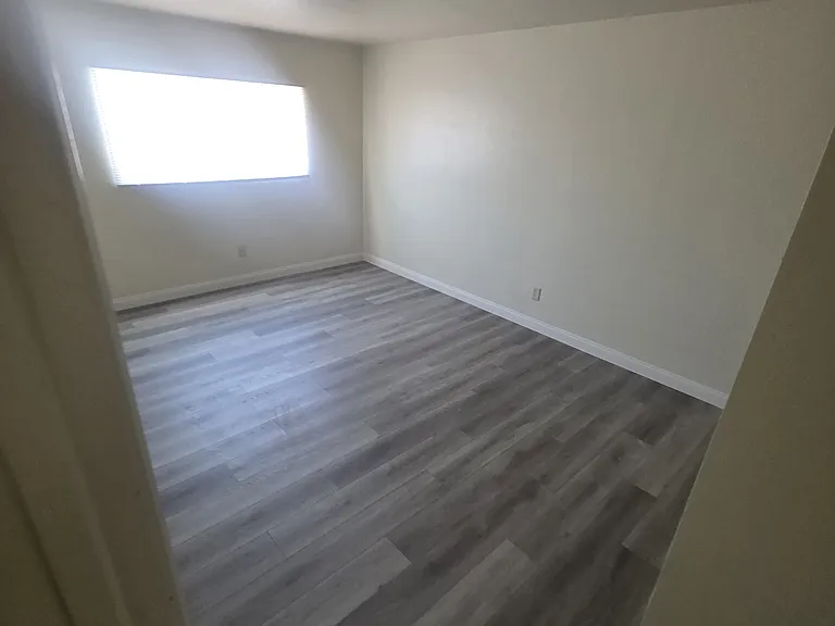 1420 E Date St — Photo 24