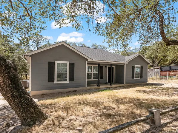 105 Brite Ln, Poteet, TX 78065