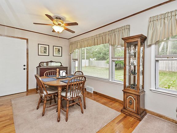 3rd image of 32 Clinton Dr E