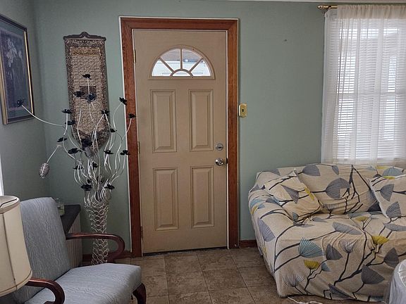 4th image of 202 Vanloon St