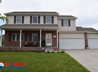 6930 Glass Ridge Dr, Lincoln, NE 68526