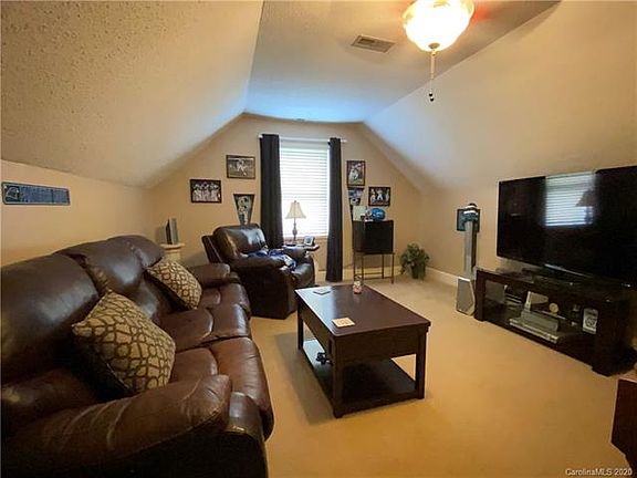 4th image of 105 Poplar Ct