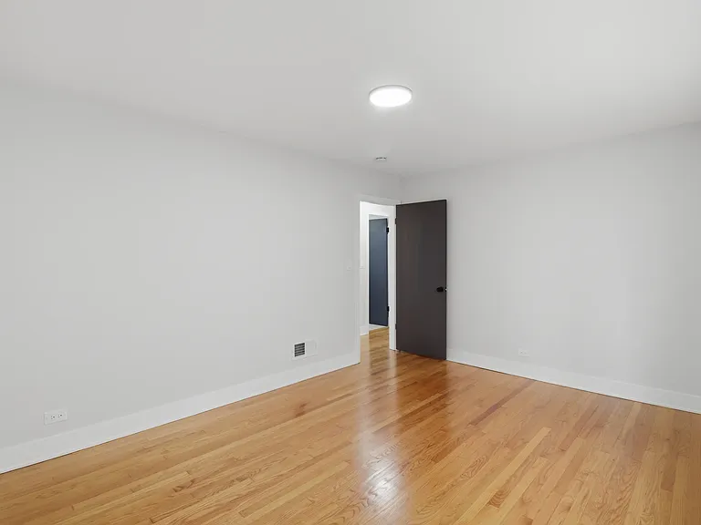 2521 W Farragut Ave #2 — Photo 5