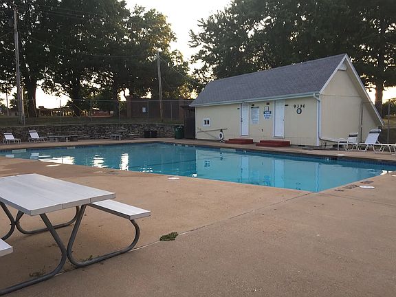 3rd image of 9401 Nieman Rd APT 3