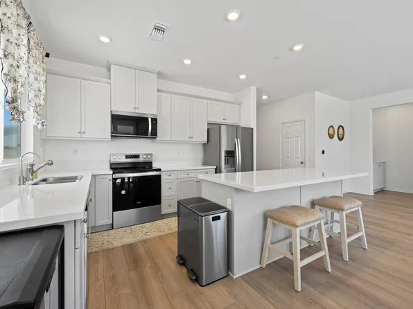 19355 Seeding Palace Cir, Riverside, CA 92507
