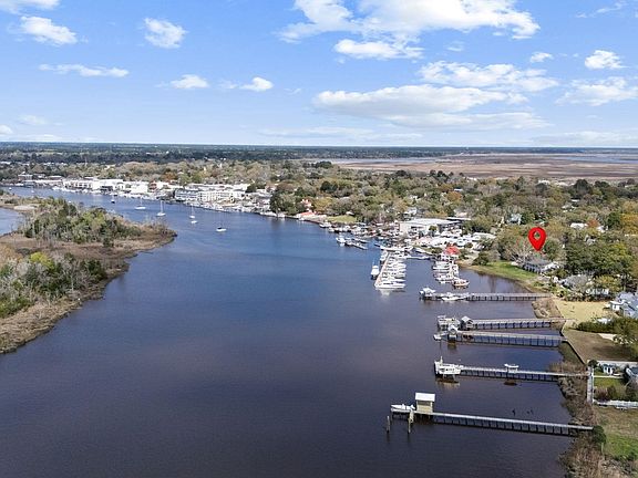 5th image of 201 River Rd.