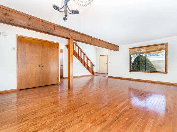 598 Mountain Road APT D, West Hartford, CT 06117