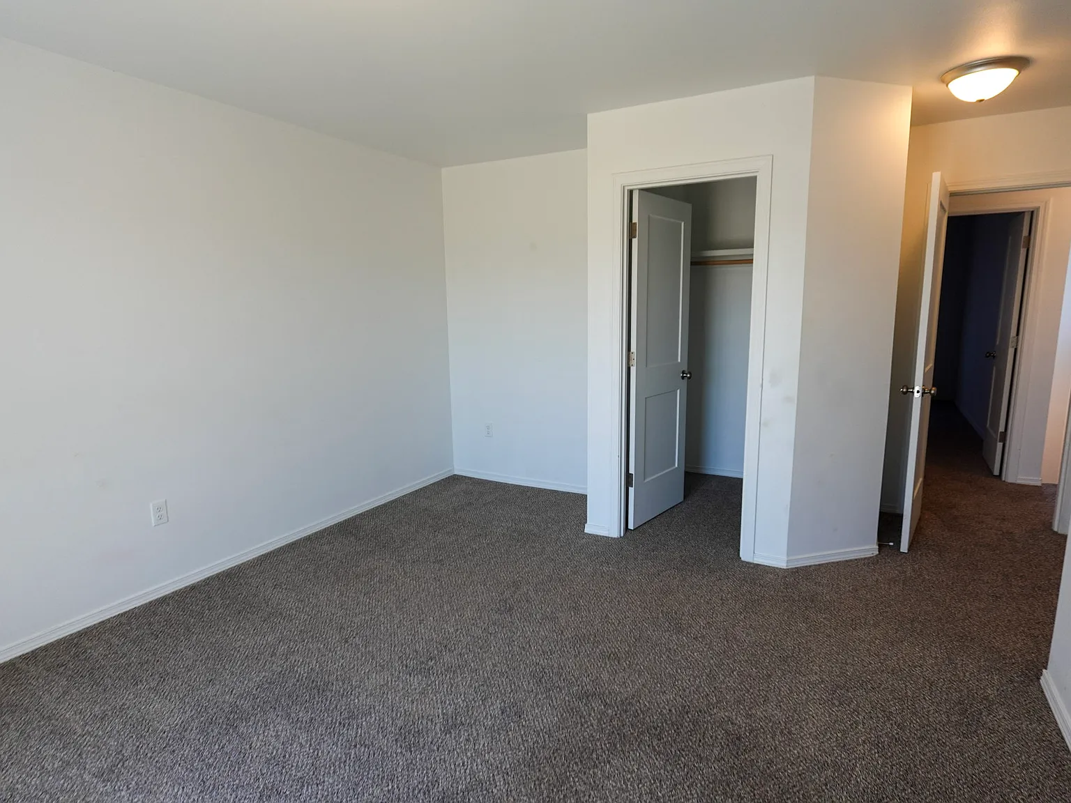 2829 W Marina Dr — Photo 3