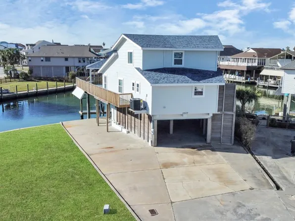 1027 Short Reach Dr, Tiki Island, TX 77554