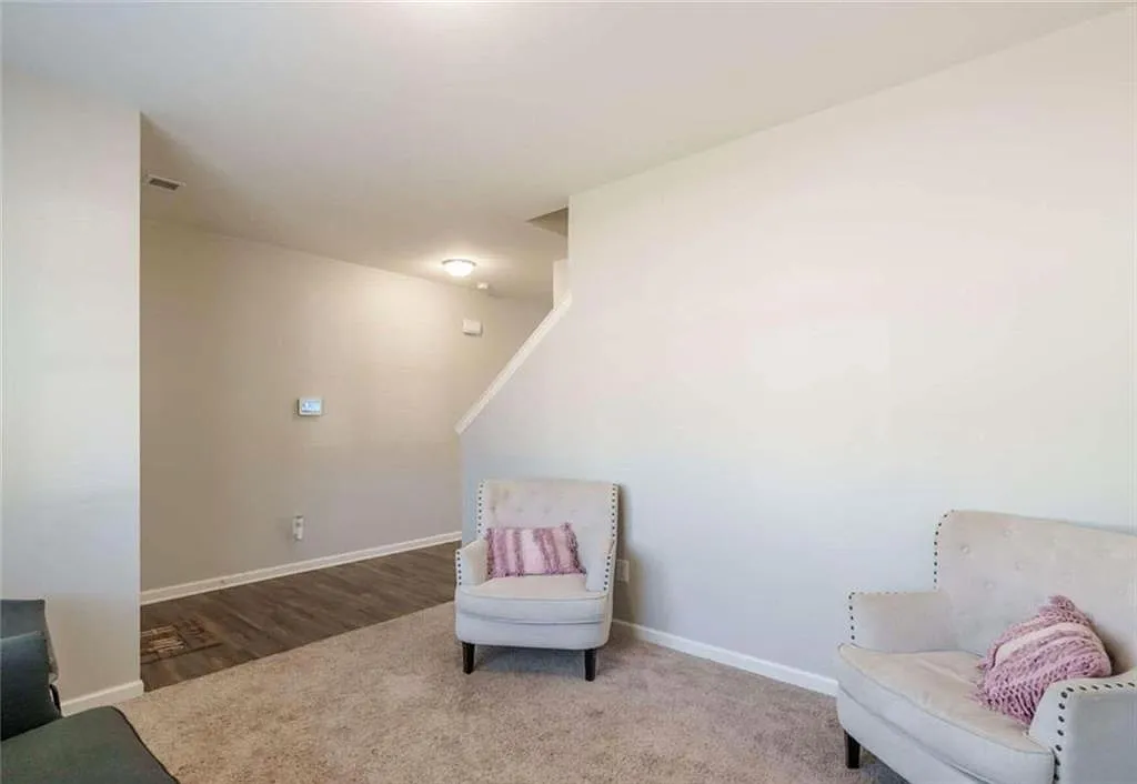 4 bed, 2.5 bath, 2389 sqft, $2,300 — Photo 4