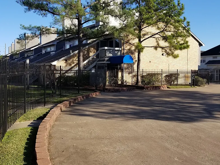Willow Run Townhomes — Photo 18