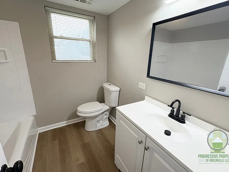 Maple Court Apartments — Photo 16