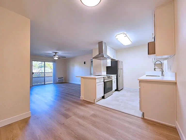 Parklane Apartments — Photo 39