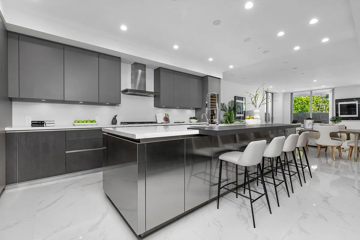 Building Photo - 495 E Royal Palm Rd #201
