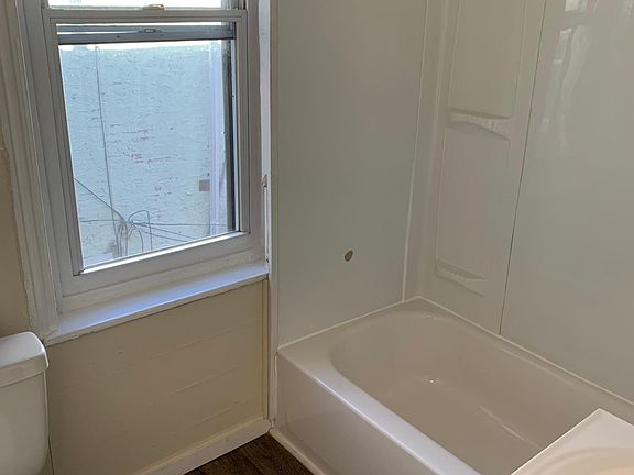 3rd image of 1420 W Cumberland St