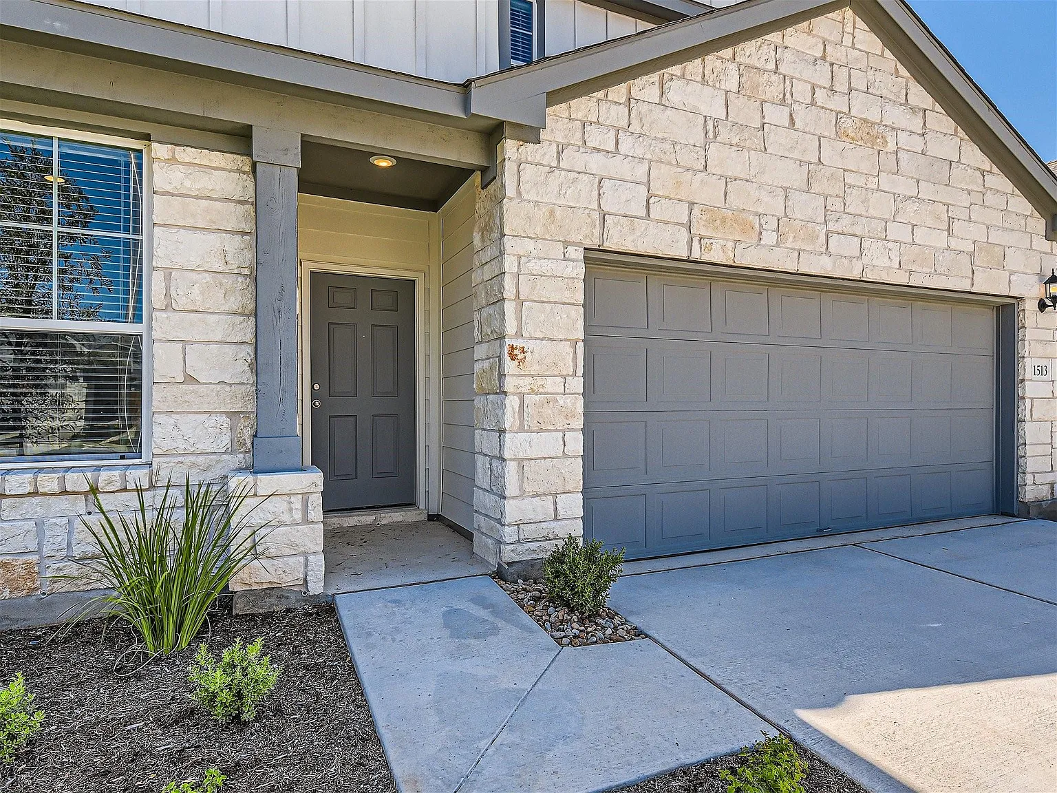 3 bed, 2.5 bath, 2081 sqft, $2,375 — Photo 3