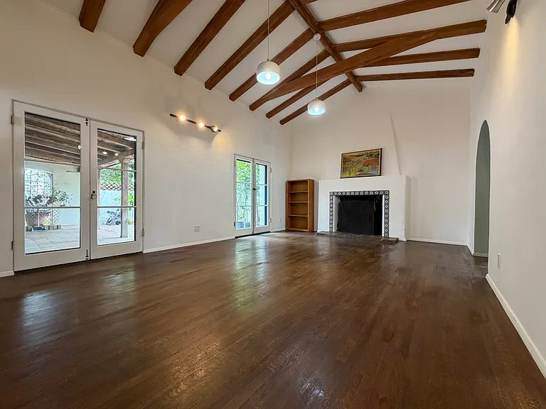 573 S Berkeley Ave — Photo 2