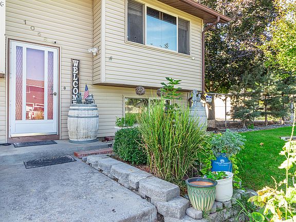 3rd image of 1055 W Linda Ave