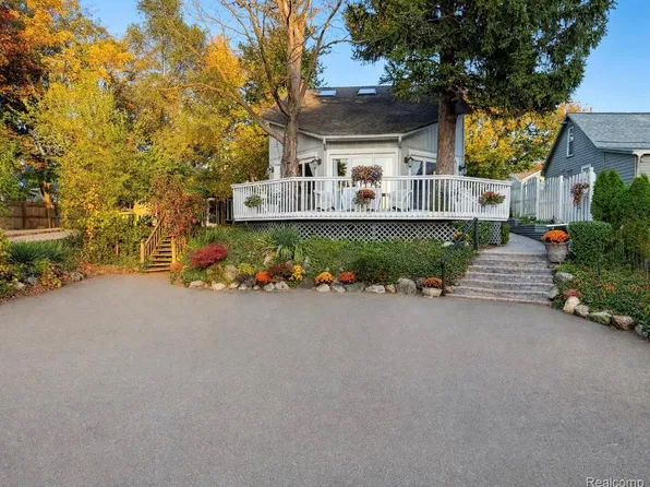 2295 Austin Dr, Novi, MI 48377