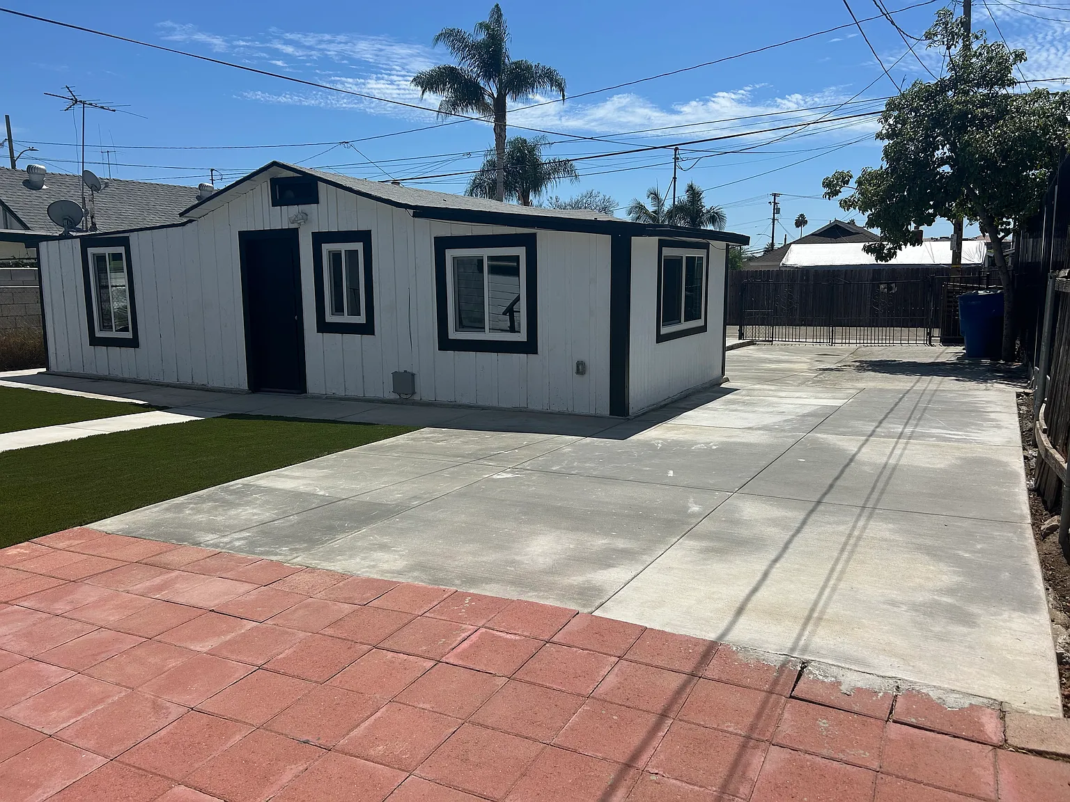 2 bed, 890 sqft, $3,000 — Photo 2