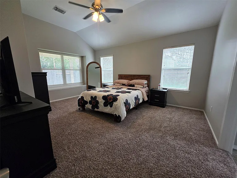 2108 Goldfinch Ln — Photo 7
