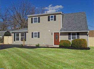 18 Arch Ln, Levittown, PA 19055