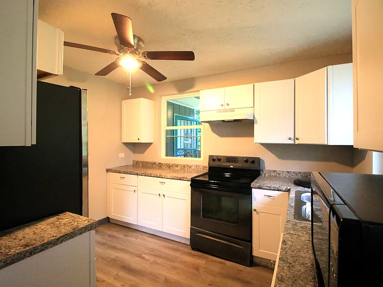 111 Bennett Ln — Photo 3