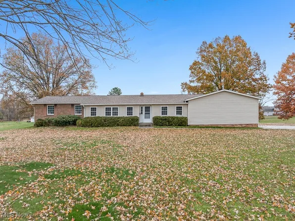 6459 Smith Kramer St NE, Hartville, OH 44632