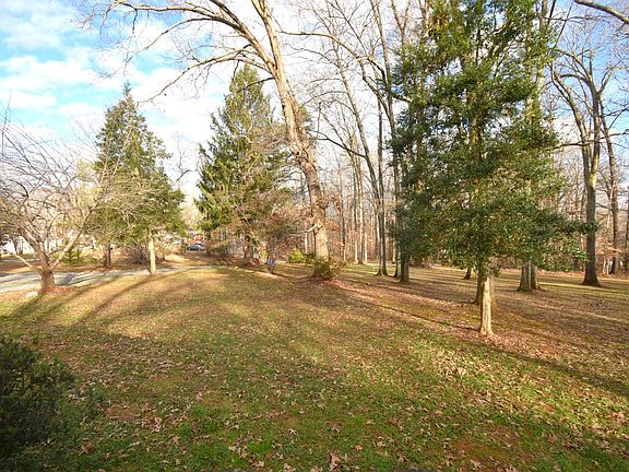 4th image of 315 Lakeshore Dr