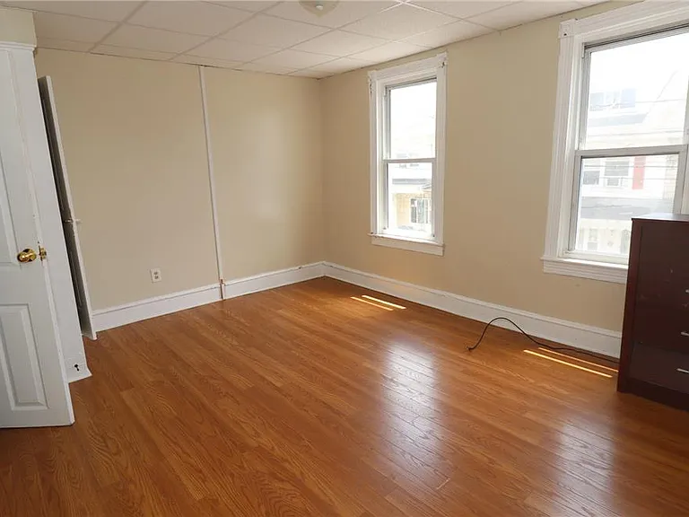 215 W Coal St — Photo 14