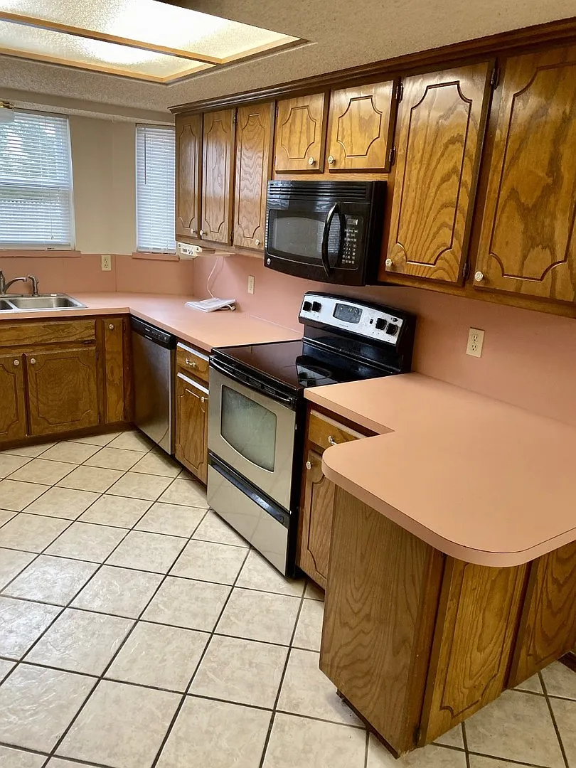 Storm Shelter! 3 bed 2 bath 2 car garage home for rent in Edmond near 15th and Santa Fe, dead end... — Photo 2