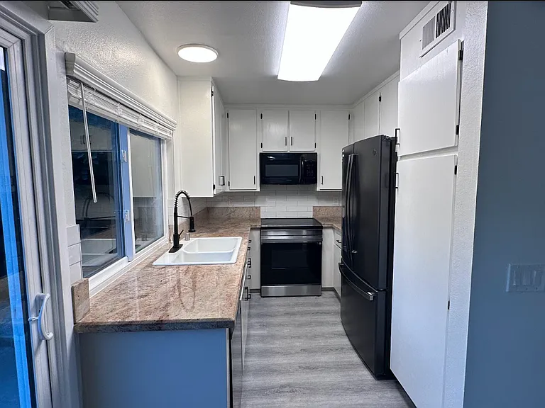 770 Hampshire Ln — Photo 15