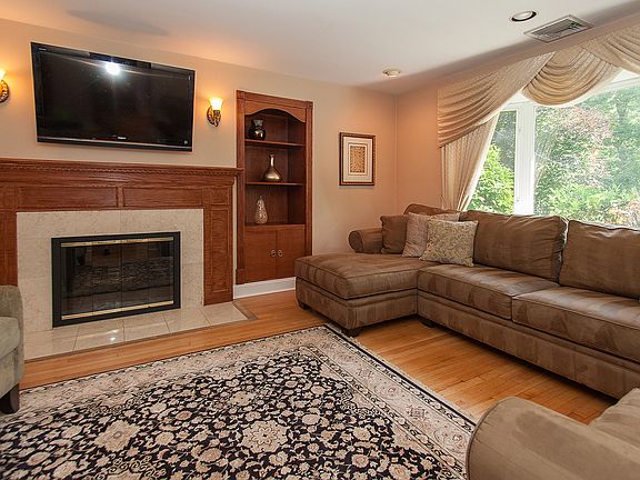 2nd image of 51 White Oak Dr
