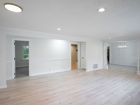 5th image of 3120 Edinburgh Dr