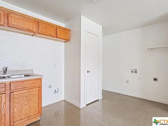 4th image of 917 E Avenue D #A
