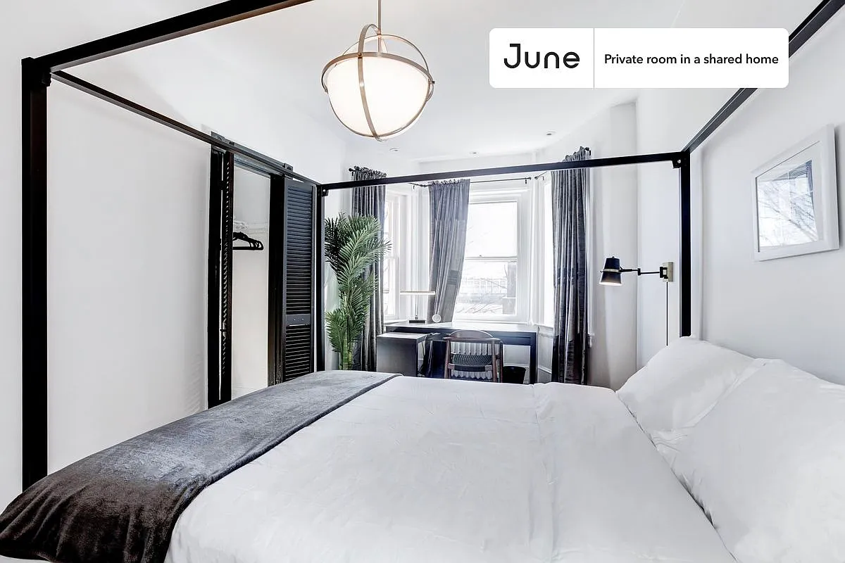 Queen bedroom in 4 bed/1.5 bath home in Capitol Hill #176 2B — Photo 2