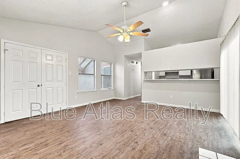 3 bed, 2.0 bath, 1048 sqft, $1,695 — Photo 3