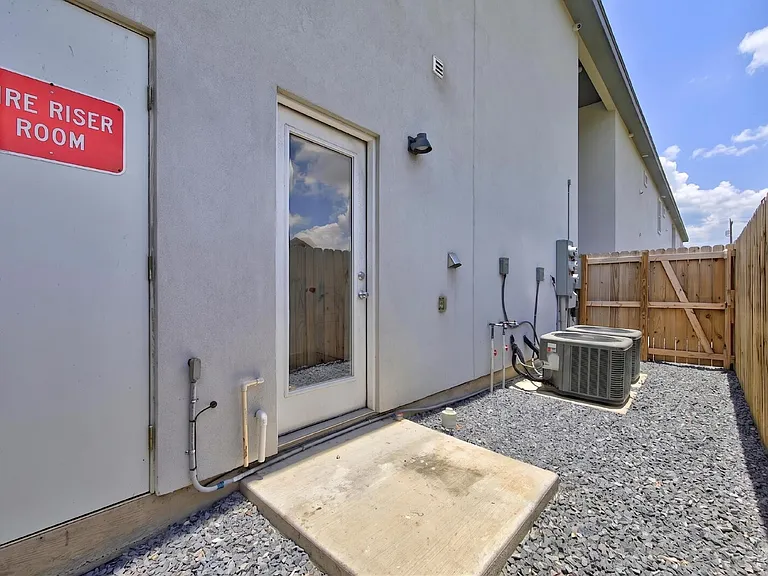 1207 W Kennedy St — Photo 14