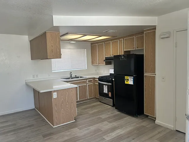 3 bed, 1000 sqft, $2,550 — Photo 4