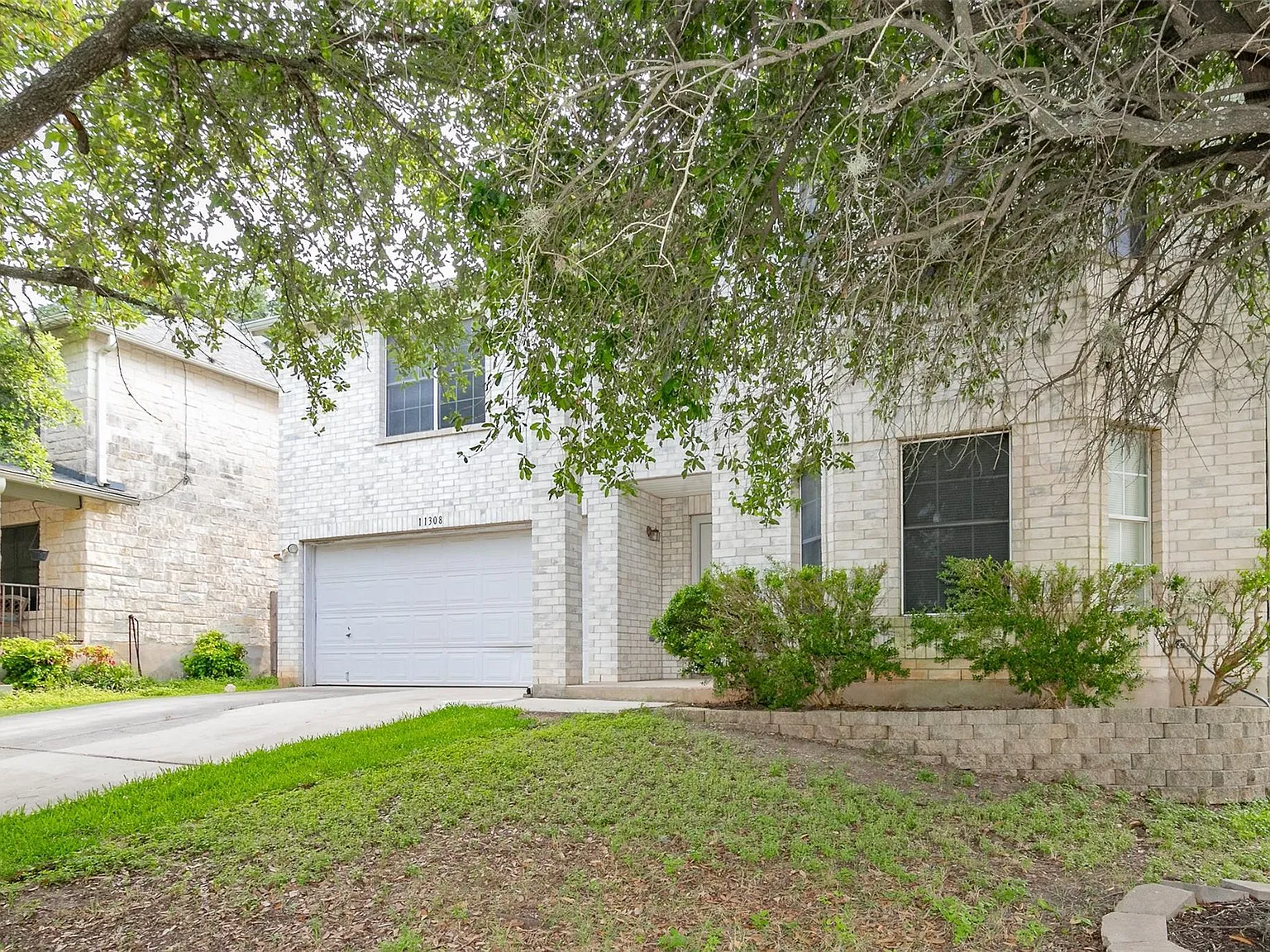 4 bed, 2.5 bath, 3482 sqft, $2,500 — Photo 2