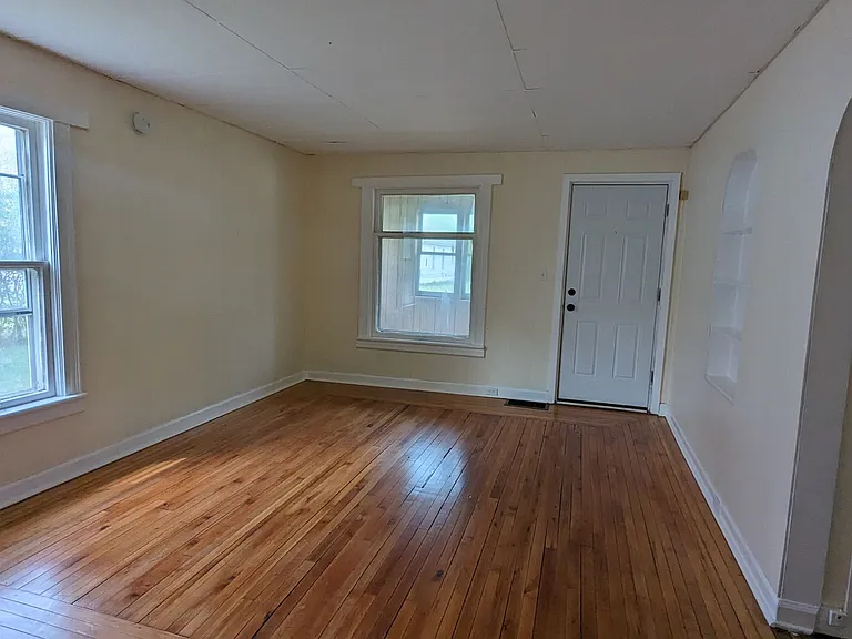 2404 Leahy St — Photo 3