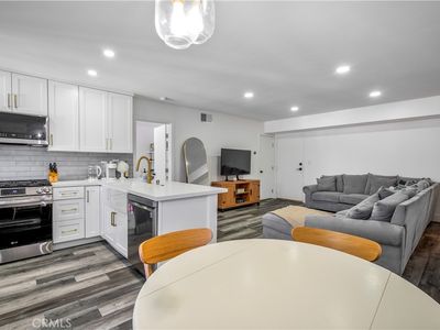 18530 Hatteras St Unit 301, Tarzana, CA, 91356