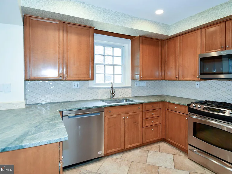 2608 Fordham Rd — Photo 9